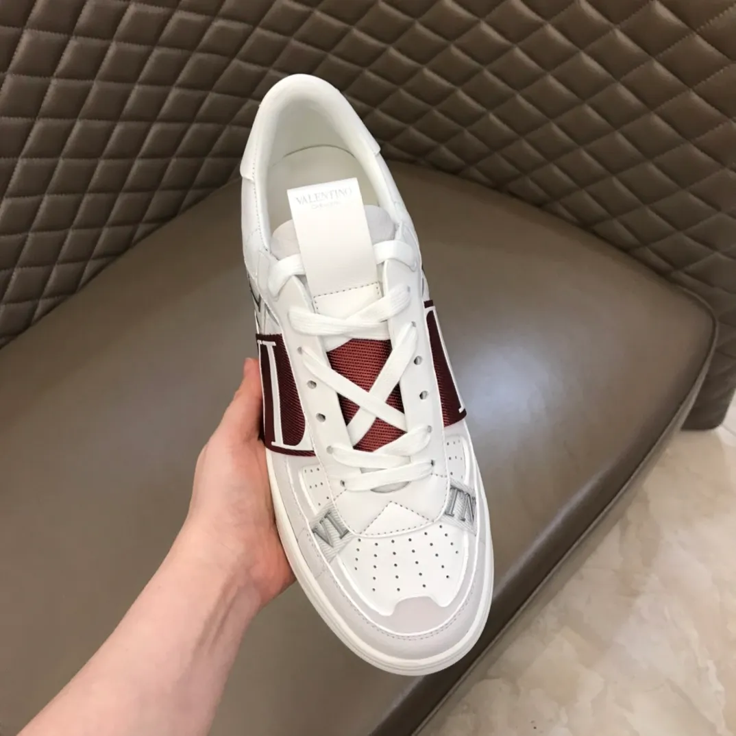 p440 "Valentin*" new spring and summer calfskin lace-up sneakers. No man should be able to refuse these shoes. The classic color scheme is so handsome! Purchase a high-precision replica of the original version to instantly sell off the market currency! 6 VLTN logo rubber effect straps - Valentino Garavani Logo printed on the back and tongue, all materials are customized to ensure quality! Size: 38-44